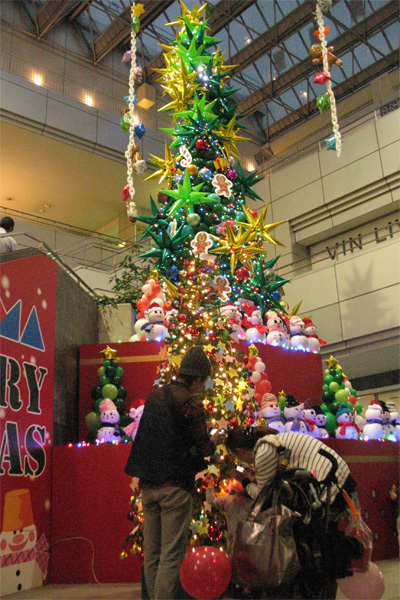 風船でクリスマスツリー クリスマスパーティーはバルーンで装飾 バルーン ゴム風船 ヘリウムガス風船 の事ならバルーンワールド Balloonworld
