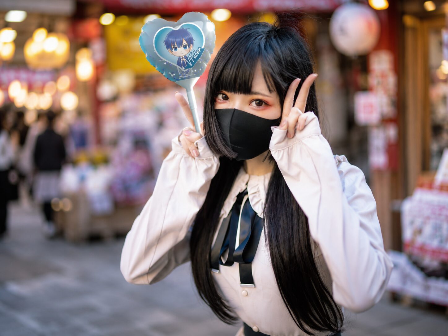 推しのスティックバルーンを持った女性