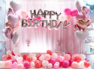 HAPPY BIRTHDAYのバルーンと壁を彩るピンクと白のバルーン