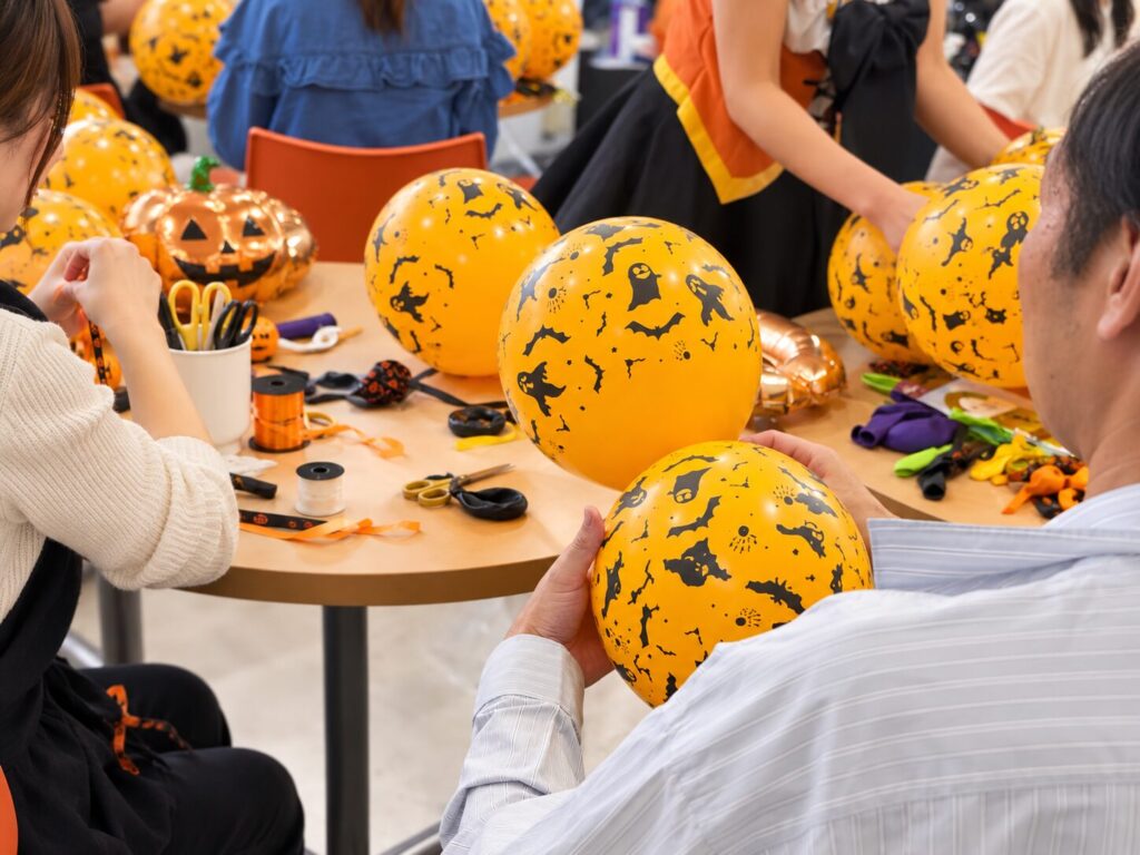 バルーンにシールを貼ってハロウィン風にデコレーションする様子