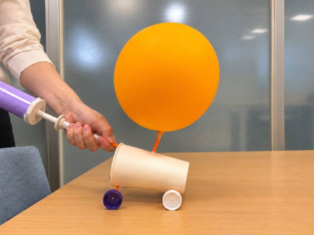 バルーンで作った車のおもちゃ