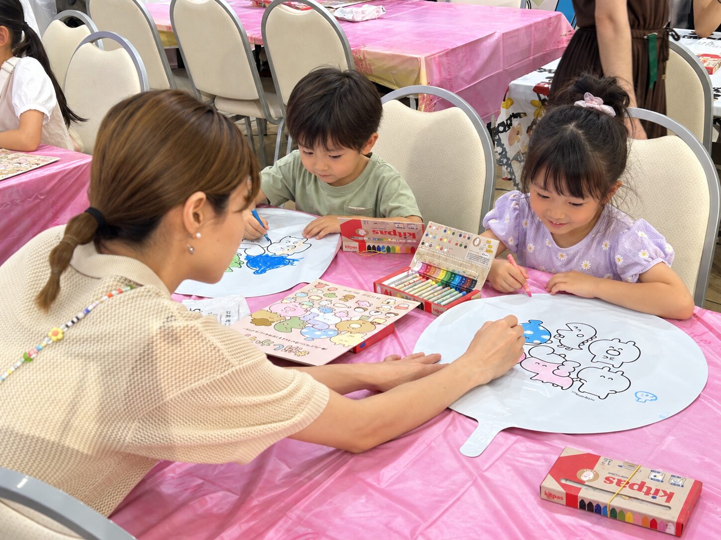 子どもがバルーンに色を塗る様子